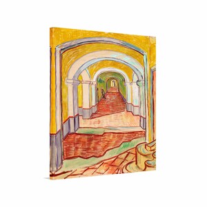 Op de afbeelding: Een schilderij van een lange, smalle gang met gewelfde plafonds. De muren zijn geel geverfd en de vloer is roodbruin. Een enkele figuur is in de verte zichtbaar.