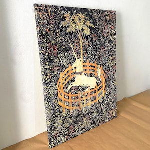 庭で休むユニコーンのキャンバスアート、ユニコーンのタペストリーのキャンバスプリント、ユニコーンの壁アート、複製キャンバスのホームデコレーション、すぐに掛けられます。