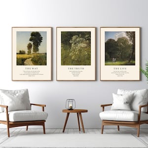 Puede incluir: Tres impresiones artísticas enmarcadas con paisajes y los textos «THE WAY», «THE TRUTH» y «THE LIFE». Las impresiones se exhiben sobre dos sillones de madera con cojines blancos. Una pequeña mesa auxiliar de madera y una planta decorativa completan la escena.
