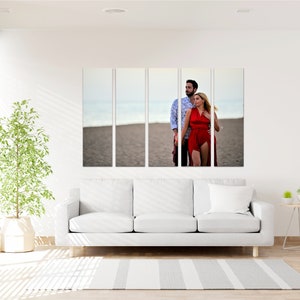 Puede incluir: Una impresi&oacute;n en lienzo dividida que presenta a una pareja caminando por una playa. El hombre lleva una camisa con estampado azul y blanco y la mujer lleva un vestido rojo. La playa es arenosa y el cielo est&aacute; nublado.