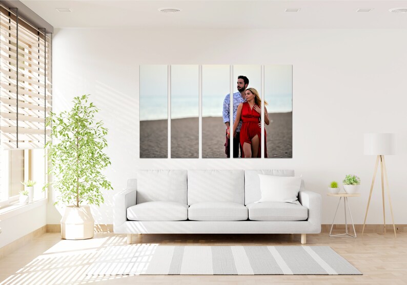 Puede incluir: Una impresi&oacute;n en lienzo dividida que presenta a una pareja caminando por una playa. El hombre lleva una camisa con estampado azul y blanco y la mujer lleva un vestido rojo. La playa es arenosa y el cielo est&aacute; nublado.