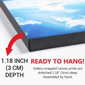 Puede incluir: Primer plano del lateral de una impresi&oacute;n sobre lienzo enmarcado en galer&iacute;a, que muestra la profundidad del marco de 1,18 pulgadas (3 cm). El texto "READY TO HANG!" est&aacute; impreso debajo de la imagen. Las impresiones sobre lienzo enmarcado en galer&iacute;a se estiran a 1,18" (3 cm) de profundidad. Ensamblado a mano.