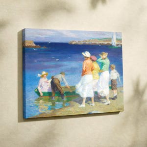 Puede incluir: Una impresión en lienzo de una escena costera con figuras vestidas de época. La obra de arte representa un barco en el agua, con gente en la orilla y en el barco. La paleta de colores incluye azules, blancos y naranjas, con un velero a lo lejos.