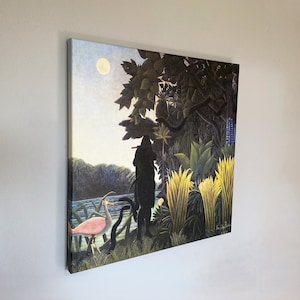 Pode incluir: Uma pintura que retrata uma cena de selva com uma grande lua cheia no céu. Uma figura preta fica em primeiro plano, com um pássaro rosa e uma cobra na água. Uma folhagem verde exuberante e plantas amarelas altas preenchem o fundo.
