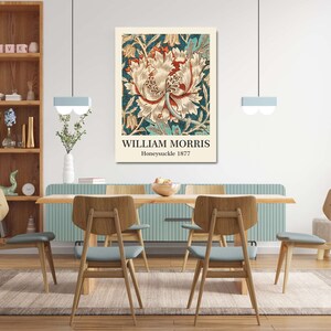 以下が含まれることがあります： スイカズラの花のヴィンテージな植物画の額装プリント。プリントには「ウィリアム・モリス スイカズラ 1877」と題されています。