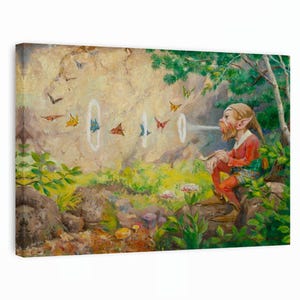 Pode incluir: Impressão em tela de uma cena fantasiosa com um gnomo sentado soprando bolhas que se transformam em borboletas. A obra de arte é ambientada em uma exuberante floresta verde com um fundo neutro e uma paleta de cores quentes.