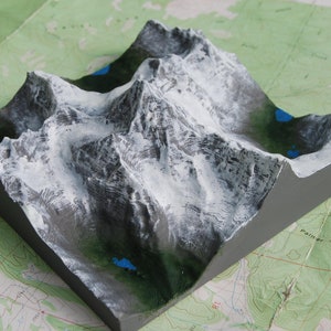 Mount Assiniboine Model - Painted 3D Printed Mountain, topografische wandelkaart Canadese Rockies