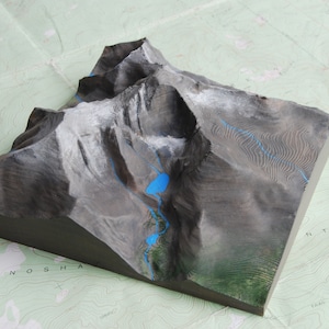 Modello dipinto di Longs Peak, montagna stampata in 3D, opera d'arte incorniciata