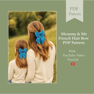Op de afbeelding: Twee mensen met lang bruin haar die bijpassende blauwe haarstrikken dragen. De afbeelding toont de achterkanten van de mensen, met de tekst "Mommy & Me French Hair Bow PDF Pattern" en "With YouTube Video Tutorial" aan de rechterkant.