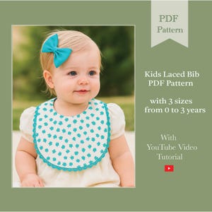 Può includere: Un bambino indossa un bavaglino bianco con un motivo floreale turchese e rifiniture. Il bambino ha un fiocco turchese tra i capelli. L'immagine include il testo "Kids Laced Bib PDF Pattern" con taglie da 0 a 3 anni.