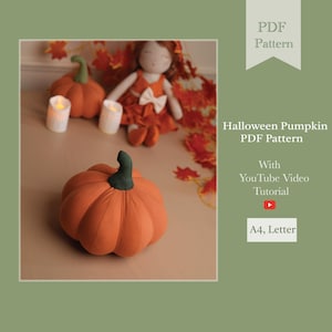 Puede incluir: Un patrón PDF para una calabaza de Halloween con tutorial en video de YouTube, compatible con tamaños de papel A4 y Letter. La imagen muestra una calabaza de tela naranja con un tallo verde oscuro, una muñeca con vestido naranja y hojas.