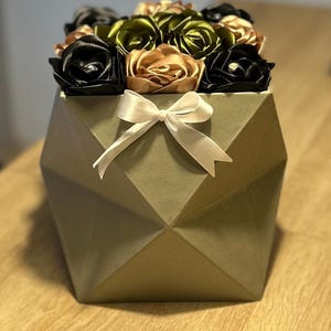 Impara le tecniche passo dopo passo della lavorazione del cartone con il corso digitale sulle scatole decorative sfaccettate, tutorial video, mini guide e bonus PDF scaricabili.