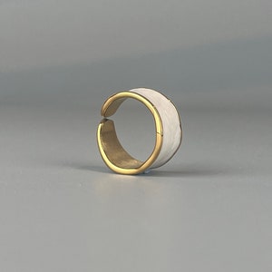 Anello regolabile in acciaio inox regolabile. Anello in oro e bianco. Anello organico smaltato di bianco. Anello in stile vintage.
