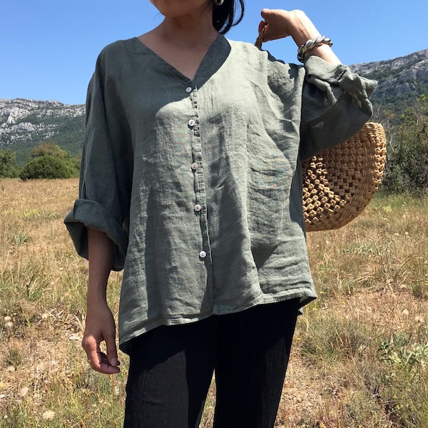 Top , veste en lin avec bouton. 100% lin . Collection été . Matières naturelles très confortable . Chemisier en lin fait main.