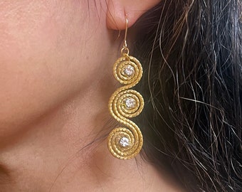Long earrings in dourado capim. Natural plant-based earrings. Brazilian golden grass jewelry.