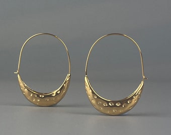 Gold hoop earrings in stainless steel. Large ethnic hoop earrings in gold-colored hammered steel. Boat-shaped hoop earrings. Half moon creole.