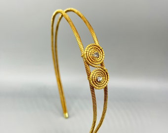 Goldtiara in Capim Dourado aus Brasilien. Natürliche Stirnbänder aus goldenem Gras. Handwerkliche Tiara aus Brasilien. Goldene Krone. Goldenes Diadem.