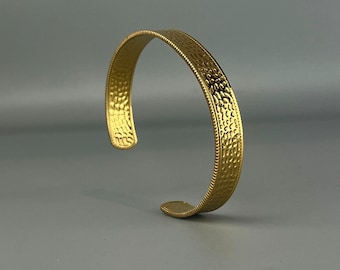 Hammered gold bracelet in stainless steel. Adjustable boho cuff. Gift for her. Stainless steel jewelry.