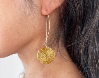 Earrings in capim dourado. Earrings with chain and pendant in capim dourado. Vegetable jewelry, handicrafts from Brazil.