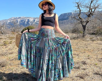 Falda larga boho en seda y viscosa. Falda larga gitana. Falda bohemia. Falda larga de seda colección verano 2022. Falda fluida con múltiples volantes.