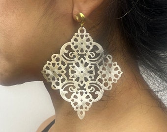 Boucles d'oreilles surdimensionnées au style oriental avec son décor Moucharabieh. Grandes boucles d'oreilles blanches en corne naturelle.