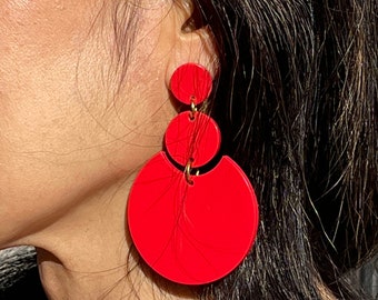 Boucles d'oreilles géométrique rouge. Boucles d'oreilles surdimensionnées en corne naturelle recouverte de laque rouge. Bijoux oversize.