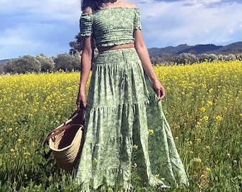 Longue jupe gitane verte pour cet été. Ensemble jupe longue crop top. Jupe fleurie champetre. Jupe longue fluide été en coton et viscose.