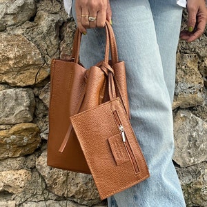 Sac à main en cuir modèle Sienna. Sac fourre tout en cuir souple . mini sac à main colorés à la mode. Cadeau original pour elle.