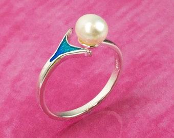 Mermaid tail ring and freshwater pearl in silver 925. Minimalist ring. Mother's festive gift. Adjustable ring in real silver.