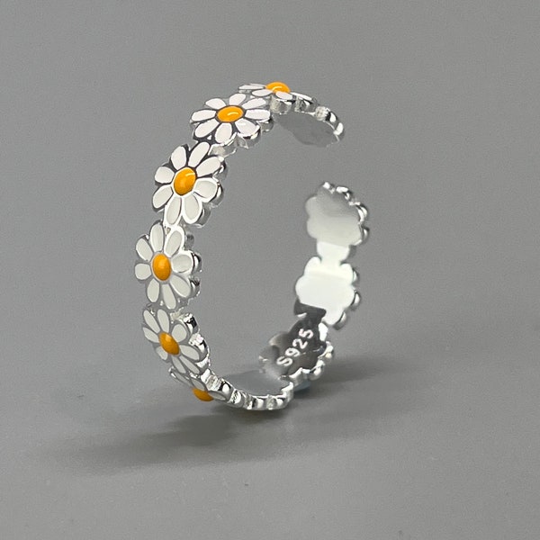 Anneau de marguerite. Bague avec des marguerites. Anneau en argent 925. Bague fleur en argent. Bague été 2023. Bague à la mode.