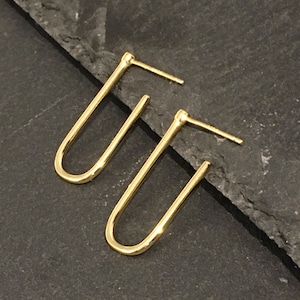 Oorbellen in de vorm van een paperclip. Minimalistische oorbellen in 925 zilver. Vergulde zilveren oorbellen.