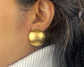 Matte gold disc earrings in stainless steel. Trendy round hoop earrings in brushed matte gold color. Gift for her. Steel jewelry.