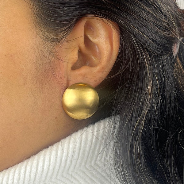 Matte gold disc earrings in stainless steel. Trendy round hoop earrings in brushed matte gold color. Gift for her. Steel jewelry.