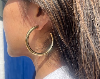 Large hoop earrings in 18K gold-colored stainless steel. Oversized hoop earrings. Thick hoop earrings 5 cm and 3 cm. Gold steel earrings.
