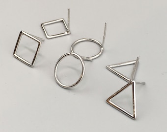 Kleine minimalistische oorbellen van zilver 925. Geometrische oorknopjes. Kleine minimalistische oorbellen van 925 zilver.