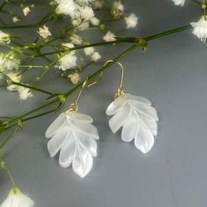 Boucle d'oreille en forme de feuille en nacre blanche. Bijoux pour mariage , pour demoiselle d'honneur. Boucle d'oreille blanche délicate. image 3