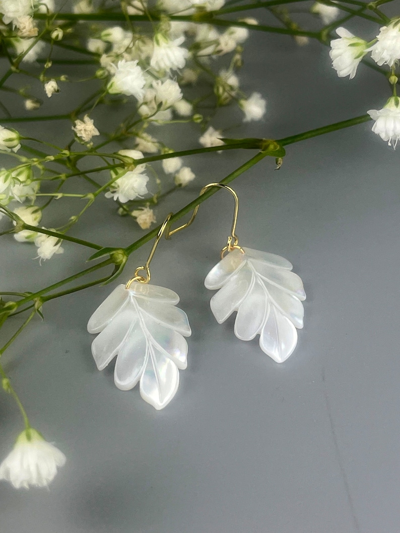 Pendiente en forma de hoja de nácar blanco. Joyas para boda, para dama de honor. Pendiente blanco delicado. imagen 3