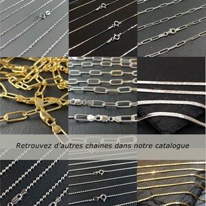 Op de afbeelding: Een collage van verschillende kettingstijlen in zilver, goud en witgoud. De kettingen zijn in rijen gerangschikt en zijn allemaal van verschillende lengtes. De tekst "Retrouvez d'autres chaines dans notre catalogue" staat onderaan de afbeelding.