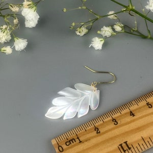 Pendiente en forma de hoja de nácar blanco. Joyas para boda, para dama de honor. Pendiente blanco delicado. imagen 4