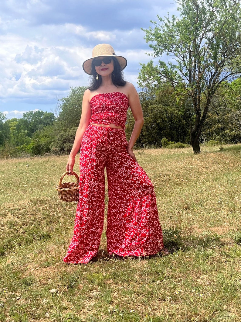 Pantalon large en coton et viscose. Pantalon bohème imprimé petite fleur. Ensemble pantalon crop top été. Tenue vintage à la mode. image 1