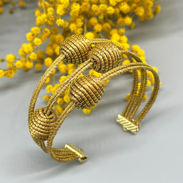 Bracelet plusieurs rangs en capim dourado l'or végétal Bresilien. Manchette doré végétale. Bijoux organique du Bresil.