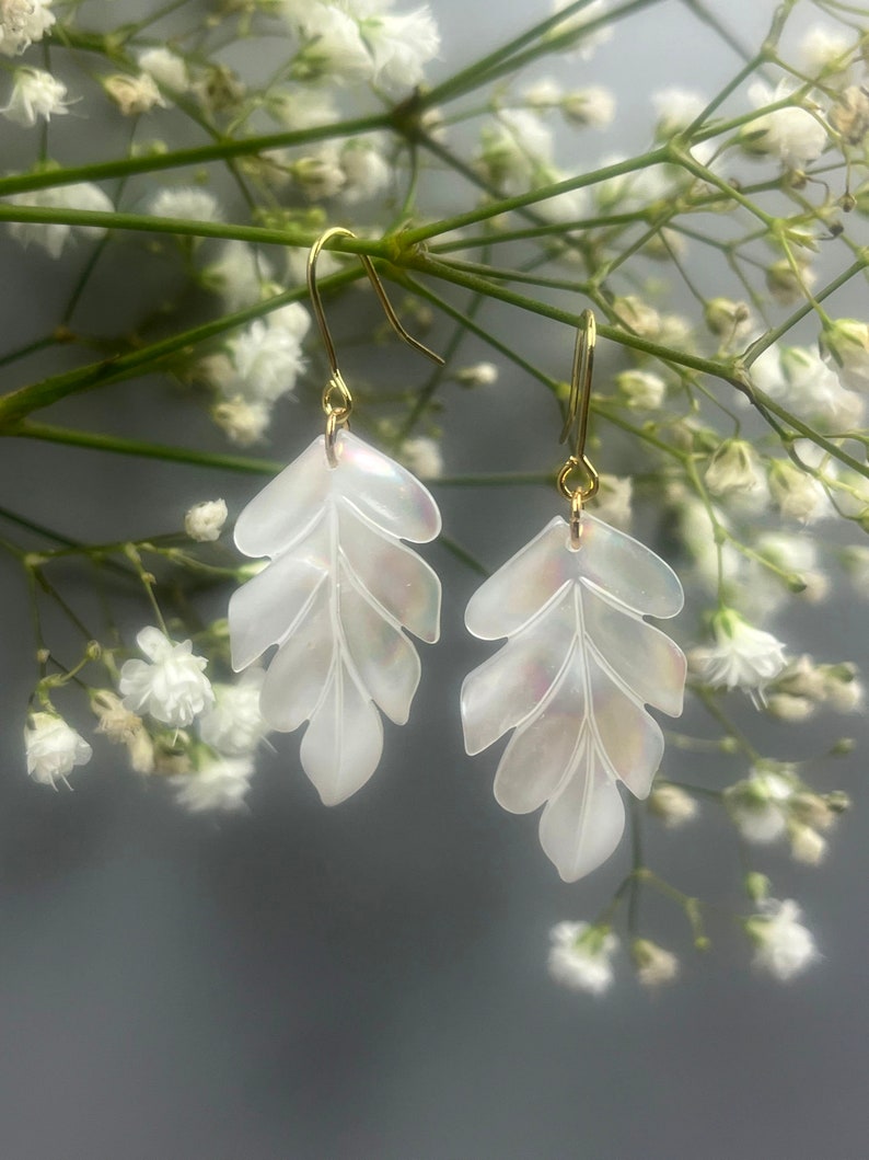 Pendiente en forma de hoja de nácar blanco. Joyas para boda, para dama de honor. Pendiente blanco delicado. imagen 2