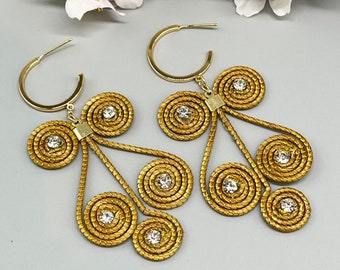 Boucles d'oreilles en or végétale monté sur des créoles. Boucles d'oreilles faite à la main par des artisans du brésil.