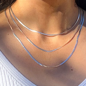 Visgraatketting van 925 zilver. Visgraatketting van sterling zilver. Platte visgraatketting gemaakt in Italië. Platte gaasketting