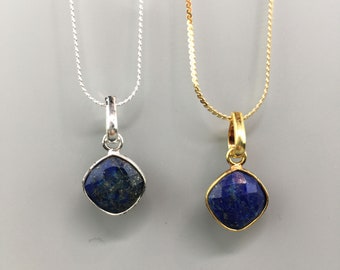 Necklace in silver 925 with a pendant lapis lazuli. Blue lapis pendant with its serpentine flat chain. Blue minimalist necklace