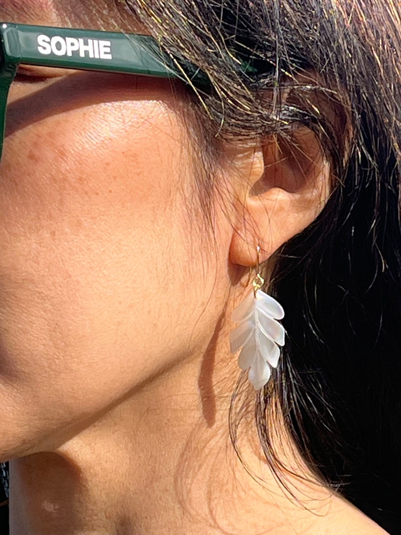 Boucle d'oreille en forme de feuille en nacre blanche. Bijoux pour mariage , pour demoiselle d'honneur. Boucle d'oreille blanche délicate. image 7