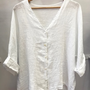 Top , veste en lin avec bouton. 100% lin . Collection été . Matières naturelles très confortable . Chemisier en lin fait main. Blanc