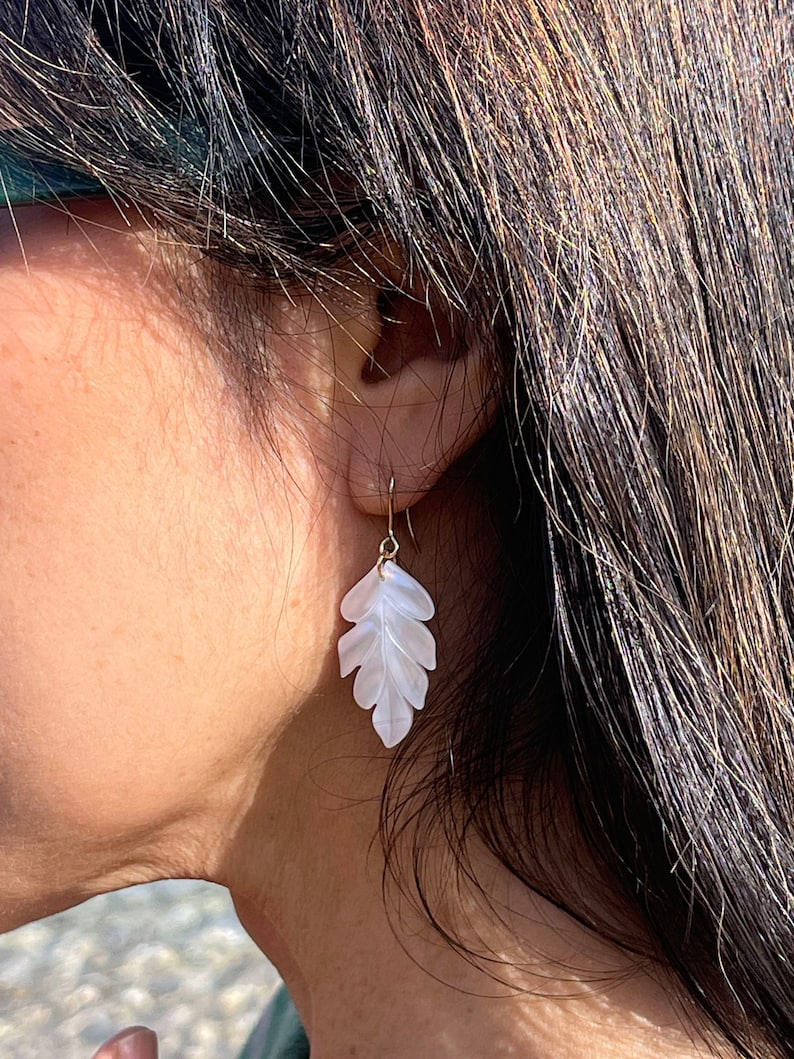 Pendiente en forma de hoja de nácar blanco. Joyas para boda, para dama de honor. Pendiente blanco delicado. imagen 6