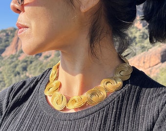 Gold necklace in dourado capim. Vegetable gold choker. Golden grass choker from Brazil. Capim dourado jewelry. Ecological jewelry.