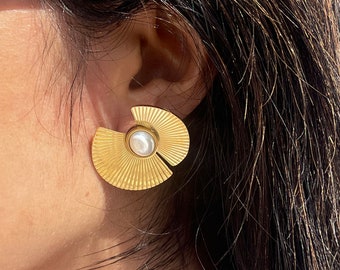 Fan-shaped earrings with a cultured pearl in the center. Gold stainless steel earrings.